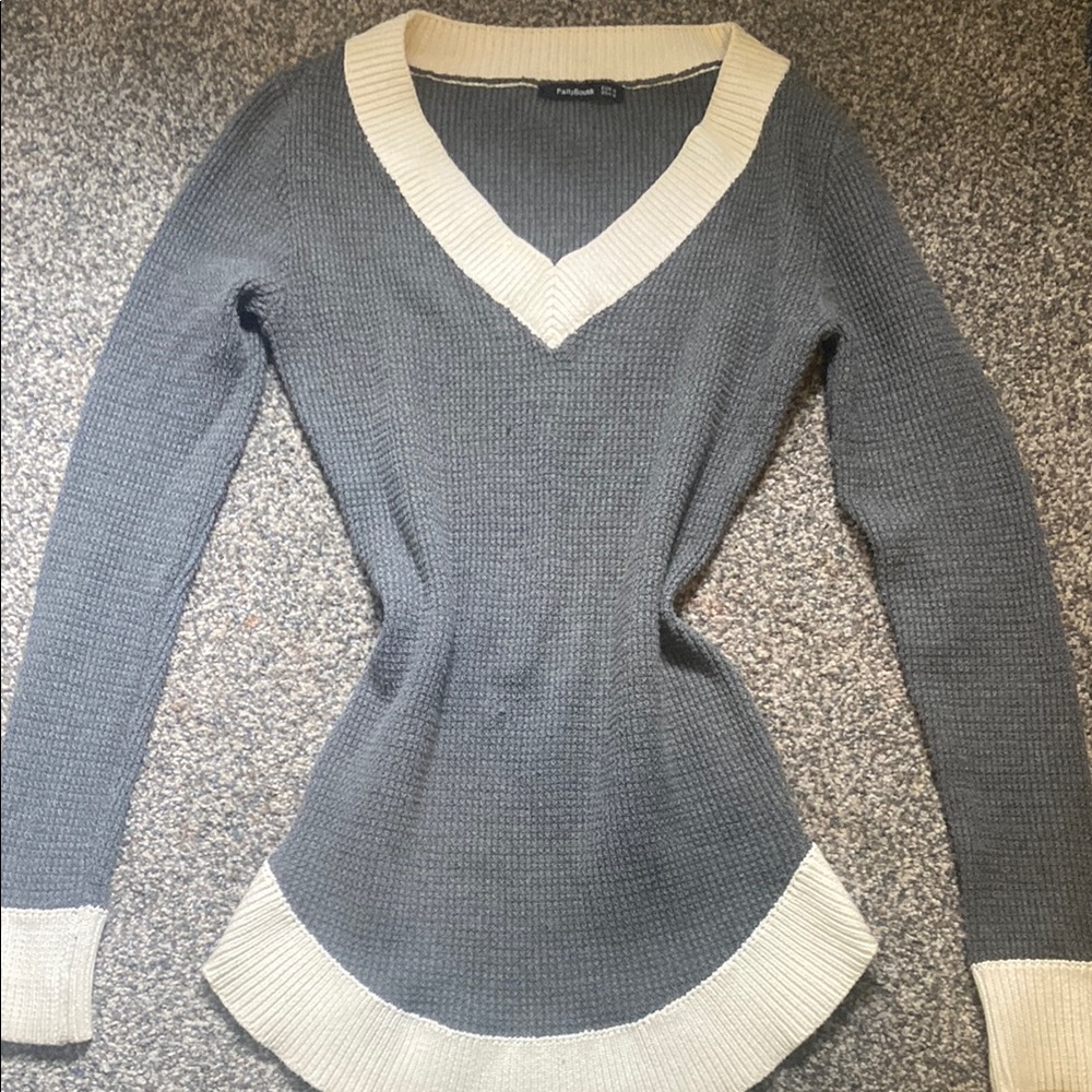 Hollister Gray Cream V-Neck Sweater Fitted Knit